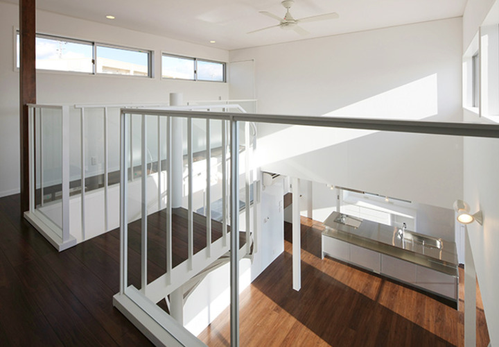 2階から吹き抜けのあるリビングの眺め