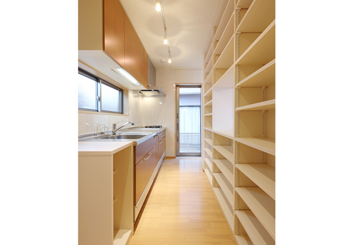 壁一面収納棚の機能的なキッチン