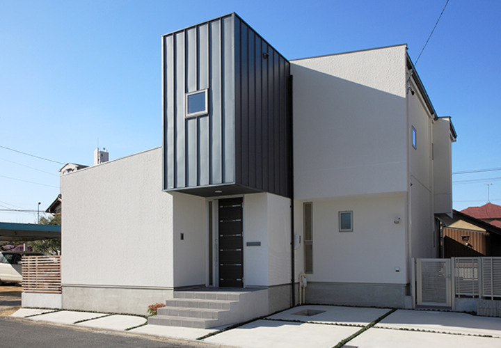 ツートンカラーのモダンな外観