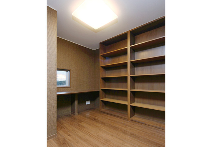 落ち着いたブラウンで統一された室内