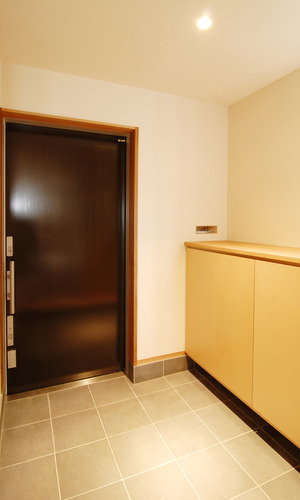 すっきりシンプルな玄関スペース