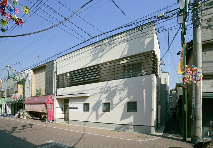 商店街にある診療所兼二世帯住宅