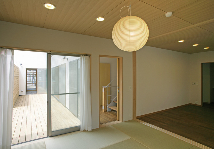 バルコニーに繋がる和室は屋外と一体になったような雰囲気