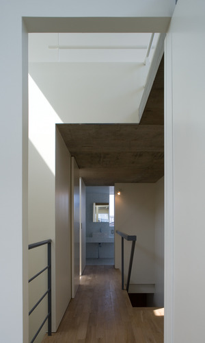 オープンなつくりで様々な部屋と繋がる事ができる楽しい空間