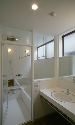 白くスタイリッシュなバスルーム