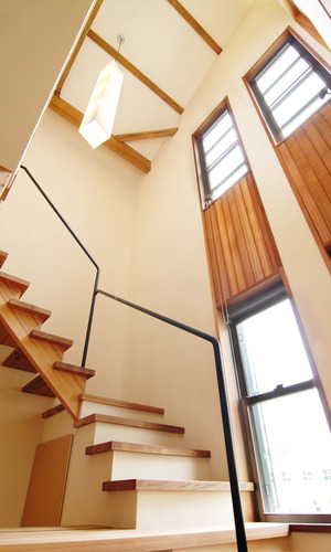 1階から階段吹き抜けホールの見上げ
