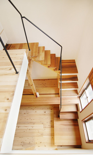 2階から吹き抜けの階段ホールを見下ろす眺め