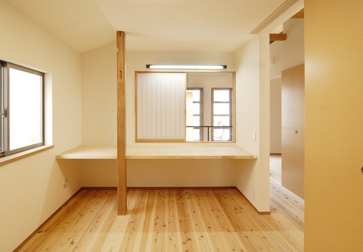 デスク前の障子を開ければ光と風の抜けるワークスペース