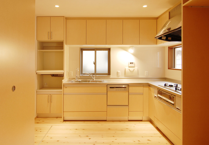 淡いベージュに統一されたキッチンスペース