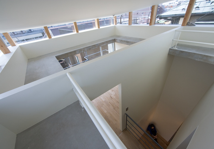 屋根が持ち上がった様なユニークな天井部