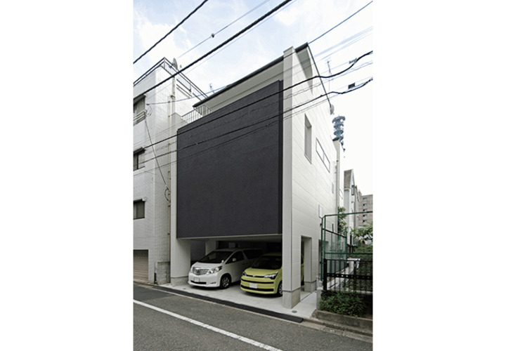 静かにたたずむモノトーンの外観