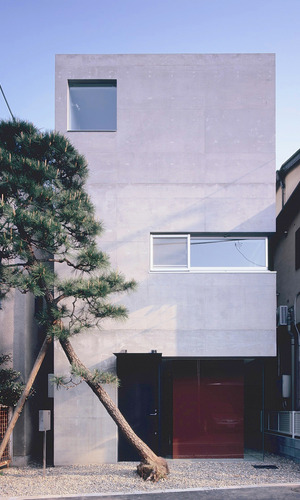 RC3階建てのシンプルな四角い外観