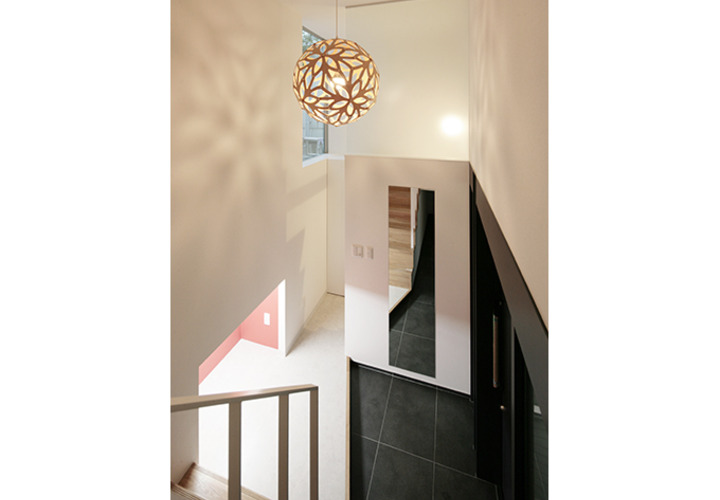 高天井の開放的な玄関ホール