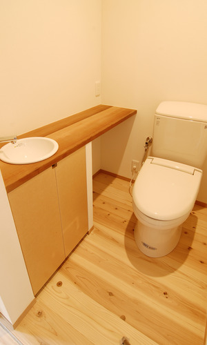 木目と珪藻土の組み合わせが優しい雰囲気のトイレ