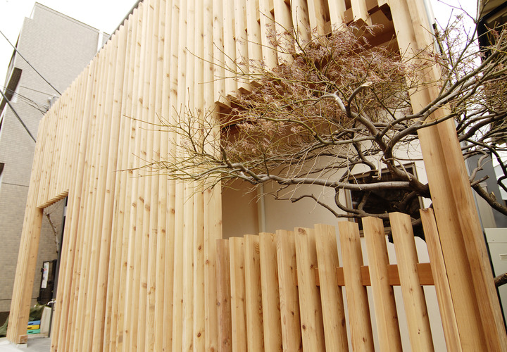 ファサードに木の縦格子で程よい遮蔽感