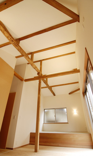 建物の歴史を感じさせる柱や小屋組みも室内の楽しい表情