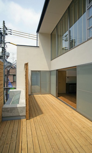 気持ちの良いウッドデッキのバルコニー