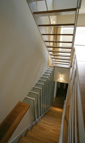 光も風も抜ける階段スペース
