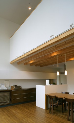 3階の部屋と繋がれる吹き抜けの大空間LDK