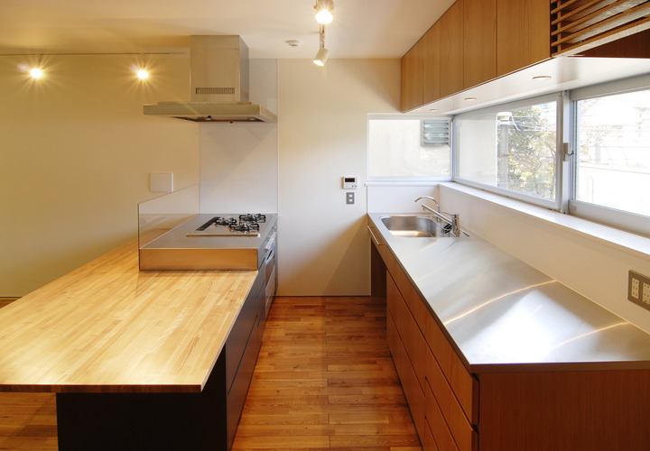 シンクも作業台も広々と自然光で明るい2型キッチン