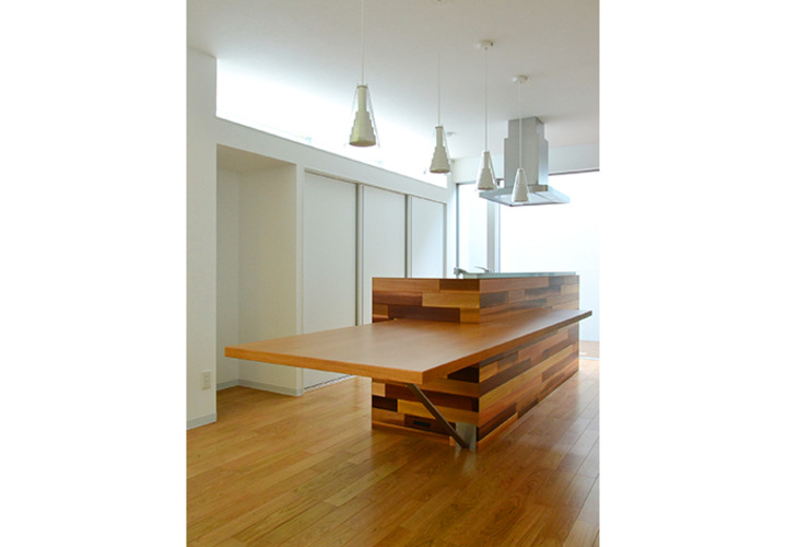 テーブル一体のキッチン