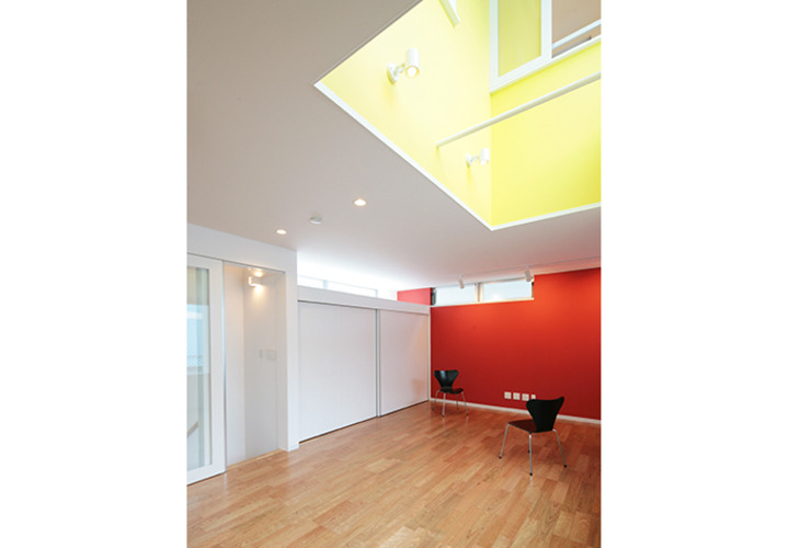 吹抜とハイサイド窓のある明るいリビング