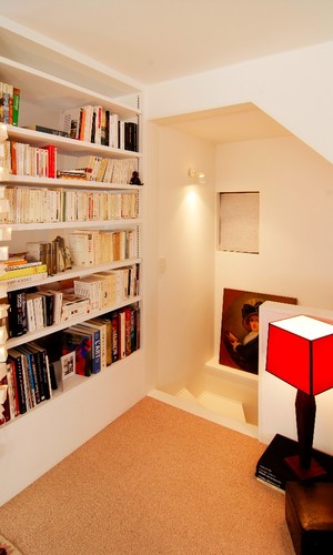 階段上は本棚スペース