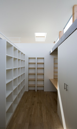 大容量の本棚に囲まれた子どもの勉強部屋にも書斎にもなるワークスペース