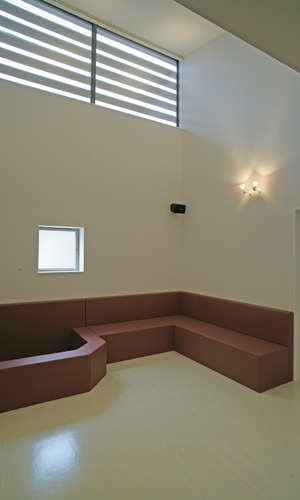 吹き抜けの広く開放的な待合室