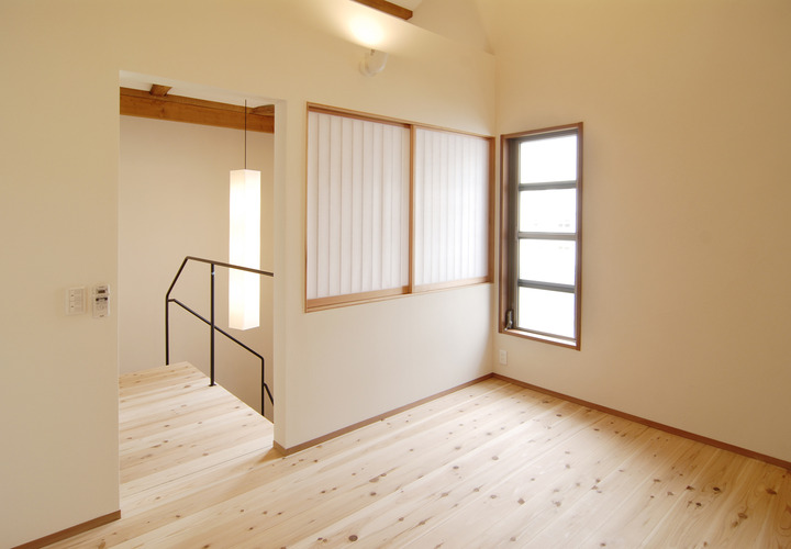 障子の室内窓を開ければ吹き抜けから1階リビングダイニングと繋がる