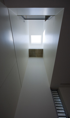 トップライトからの自然の光で明るく爽やかな空間に