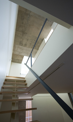 シンプルミニマルなディテールの空間で室内の陰影も美しい