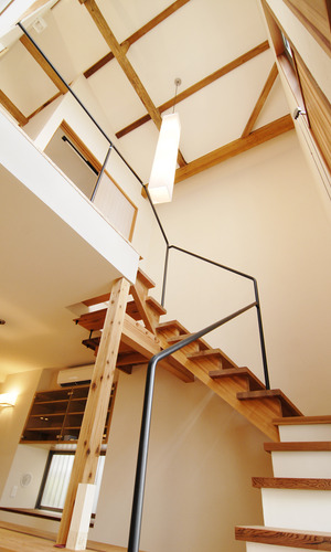 小屋組現しでの吹き抜けで天井も高く開放的