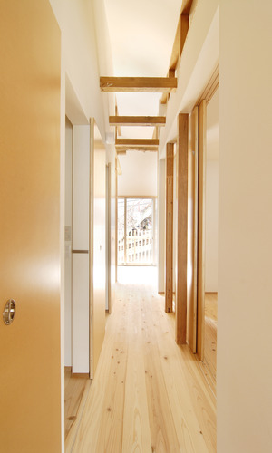 2階は小屋組み現しが空間のアクセントに