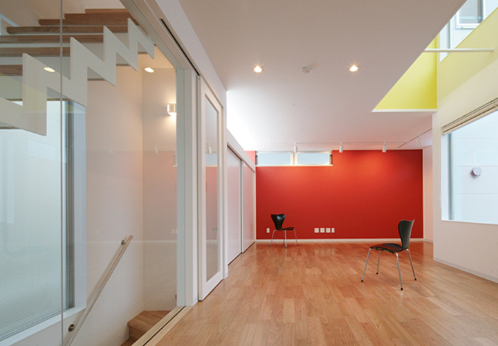 鮮やかな色合いのリビング