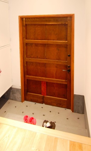 古びて味わいのある扉の玄関