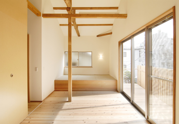 畳の小上がりがゆったりリラックスできる室内