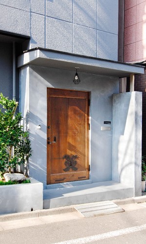 古材屋さんから探して来た蔵戸を玄関扉に