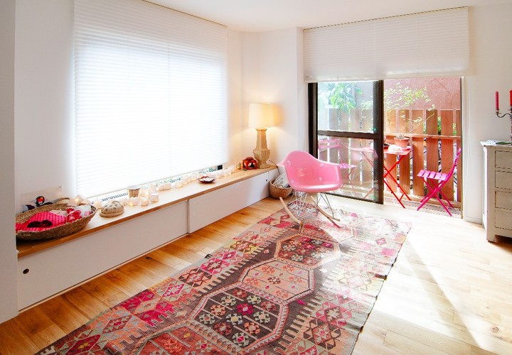 明るいリビングはビビッドなカラーの家具でおしゃれなインテリア