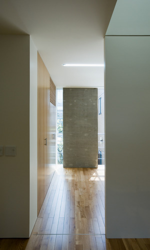 白い室内に所々残されたコンクリート打ちっぱなしの壁面がアクセントに