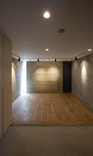 玄関を入り1階奥は音楽会やお芝居などができる小さなホール