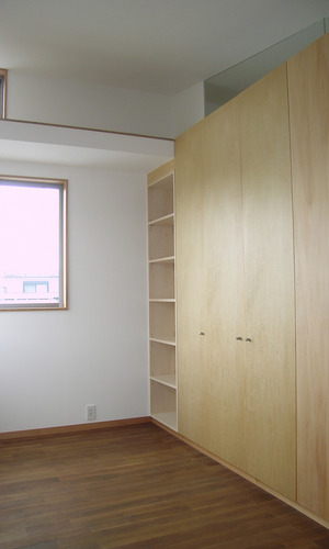 ディテールを削ぎ落とした壁天井や建具のシンプルな室内