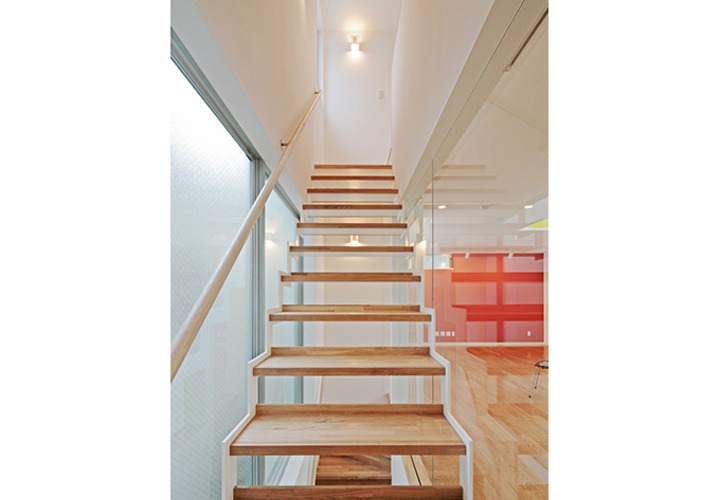両サイドをガラスとした開放的な階段