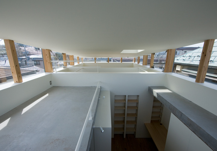 宇宙船にでもいるような四方を小窓に囲まれたロフト