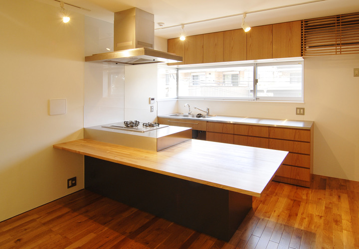 ハイサイド窓から明るい日差しが差し込むキッチン