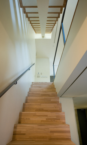 1階から2階へ登る白い階段スペース