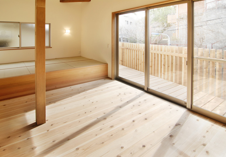 明るい日差しが心地よいベランダへと続く室内