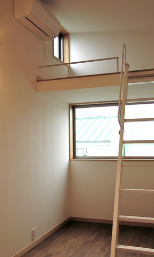 子ども部屋にはシンプルなロフト