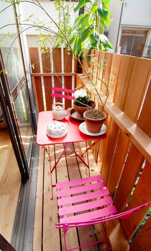 小さなバルコニーでゆったりお茶もできる
