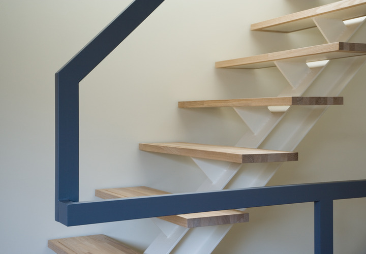 上り下りも楽しい軽やかな階段デザイン